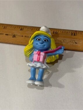 Peyo 2013 Smubrfette Figurine with Pink Gift - Blue & Yellow
